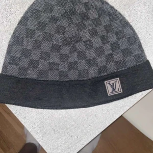 Lv mössa - Nyskick , Vintern börja närma sig , Pris kan diskuteras