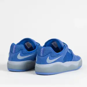 Snygga blåa Nike skor. Använda 1 gång, säljer eftersom jag inte använt dem. Dem kostar ca 1400 nya på Nikes hemsida men är slutsålda. Strl 38,5. Sköna och snygga skor. Har originalboxen till skorna. Skriv vid frågor💕