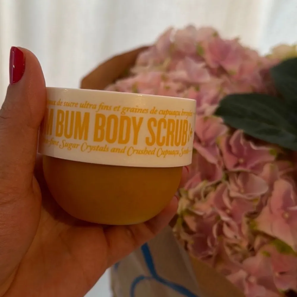 Sol de Janeiro Bum Bum Body Scrub är en populär kroppsskrubb som är känd för sin unika doft och exfolierande egenskaper.  75 g helt ny oanvänd. Skönhet.