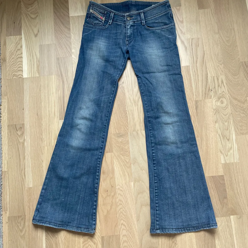 Säljer dessa superfina Diesel jeans pågrund av att dom är försmå. 💕 Midjemått rakt över 35 cm och innebenslängd 72 cm. . Jeans & Byxor.