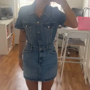 Jeans klänning  - Säljer denna jeansklännigen från zara. Super fint skick och skön att ha på sig. Säljer då jag inte har tillfälle att ha den på mig. Jag är en S i vanliga fall och hät har jag storlek M