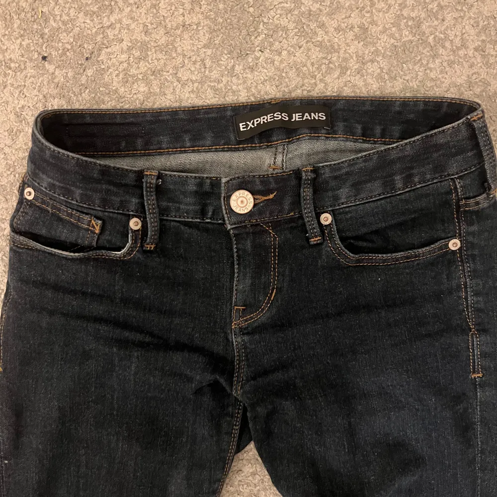 Säljer dessa super snygga express jeans. Mörkblåa och lågmidjade, bootcut. Passar en xs/s och någon i längden som är 160/165!  (Skickar inte fler bilder än vad som är i anonsen). Jeans & Byxor.