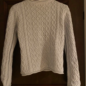 skickad tröja ljusblå  - ljusblå stickad tröja från sebago. bra skick. har lagats under armen. 100% bomull. är XS men sitter som en S-M