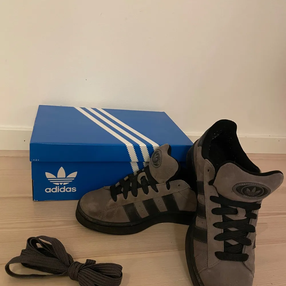 Tjena! Säljer mina Adidas campus 00s då jag använt dem Max 3 gånger. Dock är dem lite smutsiga och lite mocka är borta i fronten på vänster sko, se bild 3.Smutset går att tvätta bort. Därför kanonpris👍Nypris 1349 kr. Pris kan diskuteras. Orginalbox 👍. Skor.