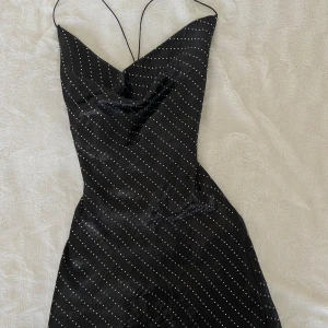 Satinklänning - Bra skick! Endast använd en gång. Ej justerbara band. Jag är 160 och den går till mitten av låren på mig. PRIS KAN DISKUTERAS!!! Pris+frakt ❤️‍🔥