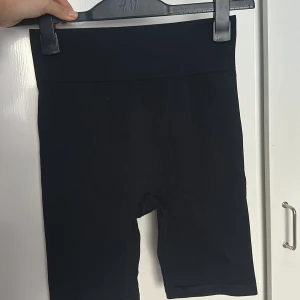 Tränings shorts - Ribbade Tränings shorts från H&M, aldrig använt. Storlek S Passar perfekt till gymmet eller bara om man vill ha ett par bekväma short. 