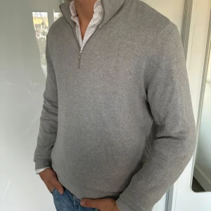 ASOS Design halfzip grå - - halfzip från märket ASOS Design i storlek M - Bra skick  - Modell på bild är 182/67kg. - Hör av dig vid eventuella frågor! Mvh  