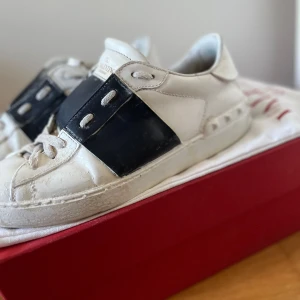 Valentino Opens - Schyssta valentino opens i strl 41, skick 6,5 av 10. Lite slitna men har fortfarande kvar att ge, därav priset. Box, dustbag samt extra skosnören ingår, skicka dm för äkhetsbevis.