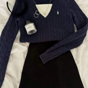 Högmidjad svart kjol - Otroligt bra kvalité på tyget. Den är varm och classy✨❤️ inga defekter och använd 1 gång. Storlek S/36