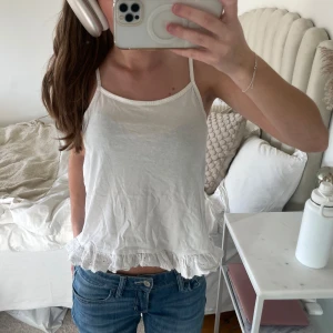 Vit topp - Gullig topp jag köpt här på Plick💕lite skrynklig då den bara legat i lådan o inte använts. 