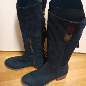 Stövlar i jätte bra skick storlek 40 - Ett par jätte fina mocka stövlar i storlek 40 färg mörkblå