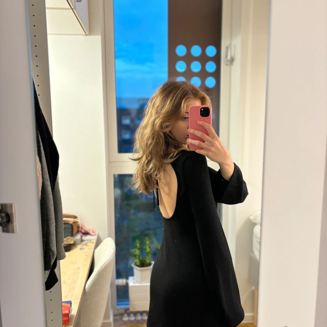 Stickad klänning med öppen rygg - 90