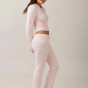 Yoga byxor - Jätte fina rosa stickad yoga byxor från Gina Tricot💕💕 den har jätte små defekter kom privat för bilder💕💕