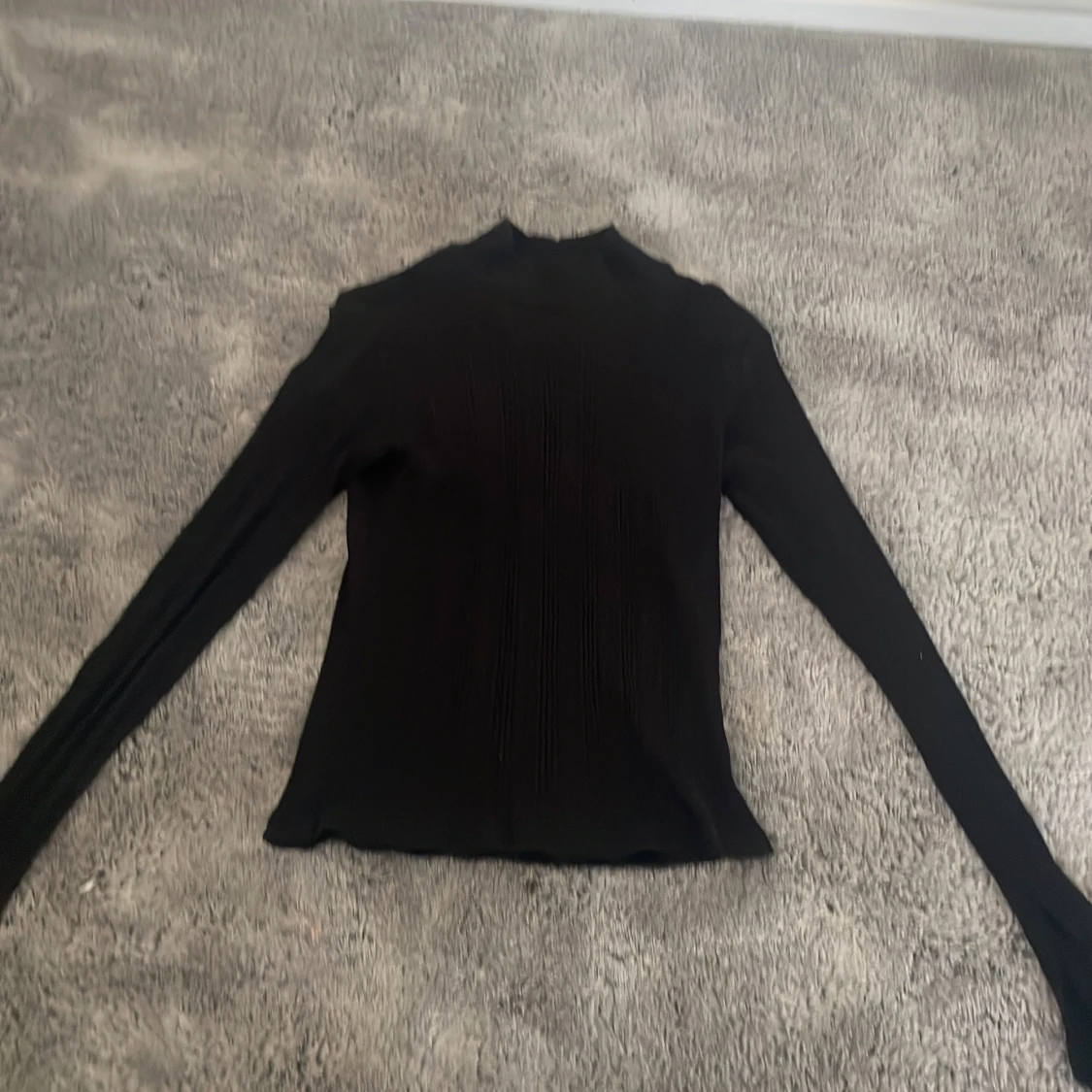 Svart långarmad tröja