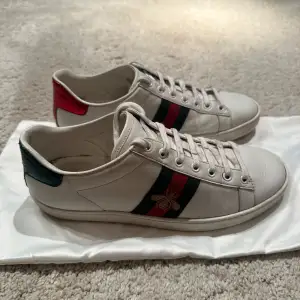 Gucci ace storlek 38.5 passar 39 också. Super fint skick knappt använda. Pris 1599kr ink dustbag 