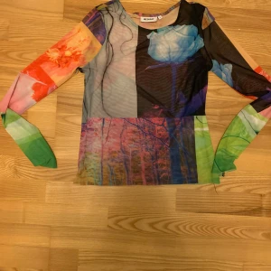  Långärmad tröja -  Långärmad tröja från weekend i storlek m aldrig använd Lite genomskinlig och jätte färgglad⭐️⭐️🔥🔥