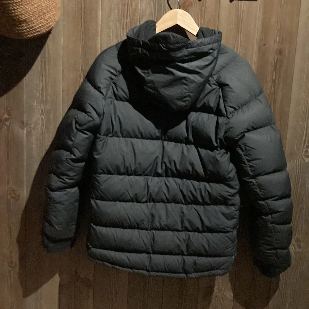 Nike pufferjacket i okej skick  Strl 158-170cm 13-15 yrs  Billigt pris tveka inte på att höra av dig. Jackor.