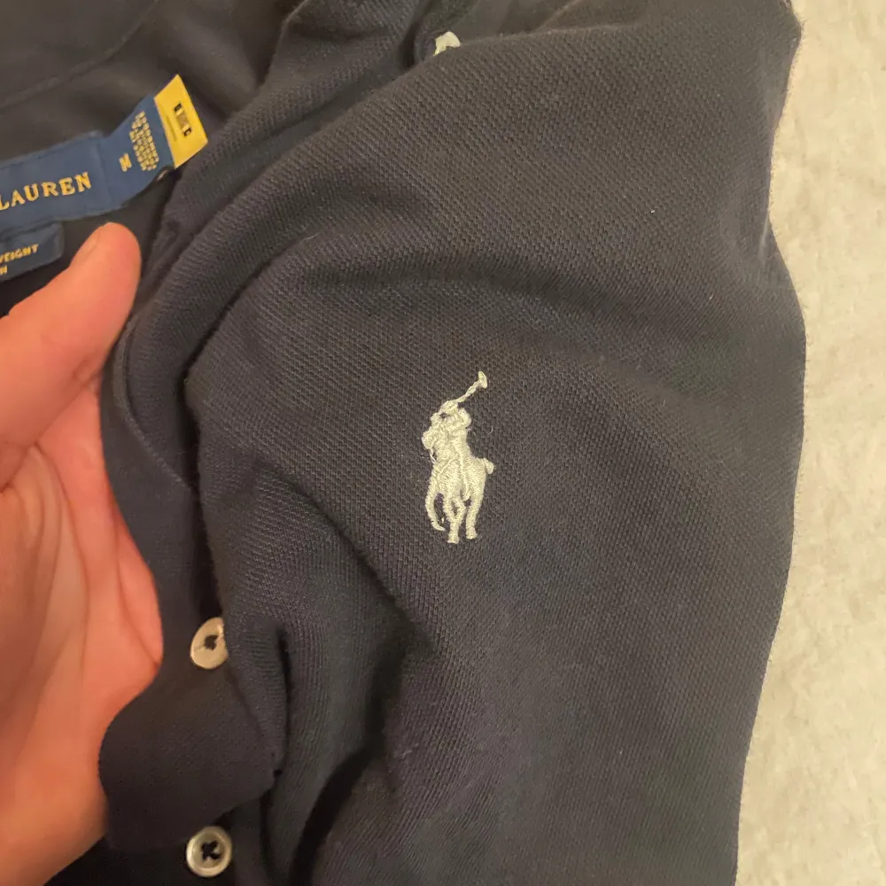 Tja säljer denna extremt snygga ralph lauren mesh skjortan i perfekt färg och material nu till vintern. Säljer pågrund av att den är för liten för mig skick 9/10 Nypris: 1800kr Strl:M. Skjortor.