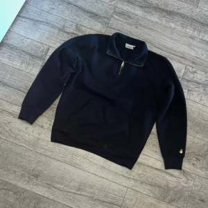 Svart carhartt wip half zip - As fet 9/10 kondition💯💯 yalla köööp🙏🙏