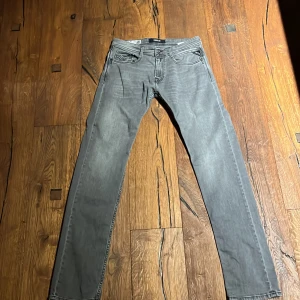Replay jeans ROCCO - Hej! Säljer mina Replay jeans som jag har använt en gång pågrund av att jag inte gillade passformen så mycket, så de är i väldigt bra skick Hör gärna av dig om du är intresserad 