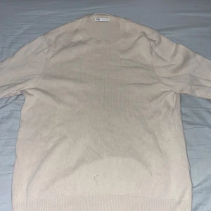 Zara stickad tröja  - Säljer nu min stickade tröja ifrån Zara då den inte kommer till användning, tröjan är gjord av hälften linne,om du har några funderingar är det bara att höra av dig🙂