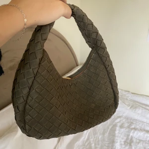 Flätad väska  - Jättefint skick, rymlig 