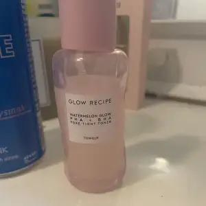 Säljer en mini-version av Glow Recipe's Watermelon Glow PHA + BHA Pore-Tight Toner. Den är återfuktande och porförminskande med hyaluronsyra och kaktusvatten. Perfekt för att få en fräsch och strålande hy! Flaskan är söt och rosa, perfekt för resor eller att testa innan du köper full storlek. Använt 1/4 men märkte att det inte var för min hudtyp❤️