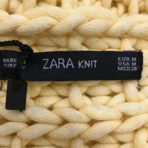 Gul stickad tröja från Zara - Säljer en superfin gul stickad tröja från Zara. Den är perfekt för kyliga dagar med sin mysiga och luftiga stickning. Tröjan har långa ärmar och en avslappnad passform. Perfekt för både höst och vår! 🍂🌼💞💞