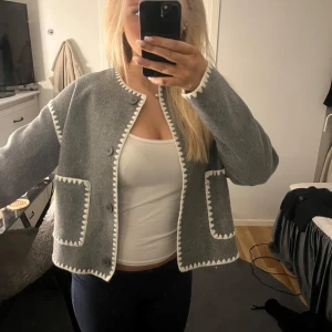 Säljer denna over-shirten  - Använd enstaka gånger. Inga skador. En matchande halsduk skickas med till den. Hör av dig vid fler frågor eller intressen! Kan gå ner i pris vid snabbt köp. (Org.pris ca 800kr)