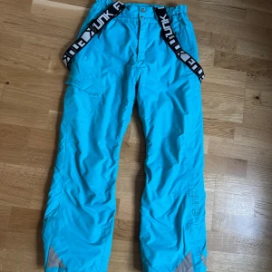 Överdragsbyxor stl. 150 - Säljer ett par överdragsbyxor i storlek 150  Passar både tjej och kille Superfint skick, hela o rena! Som nya