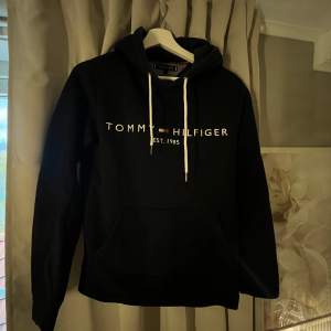 Säljer denna superfina Tommy hilfiger hoodien då den inte kommer till användning längre❤️