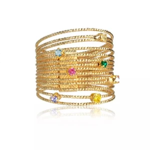 Caroline Svedbom ring - Caroline Svedbom Rainbow ring. Aldrig använd. Så fin ring med Swarovski kristaller i olika färger – magiskt vacker!  Säljs inte längre i butik, så passa på!  Jag har storlek 54 vanligtvis på fingret jag visar på bilden. Jag tror detta kan vara 52