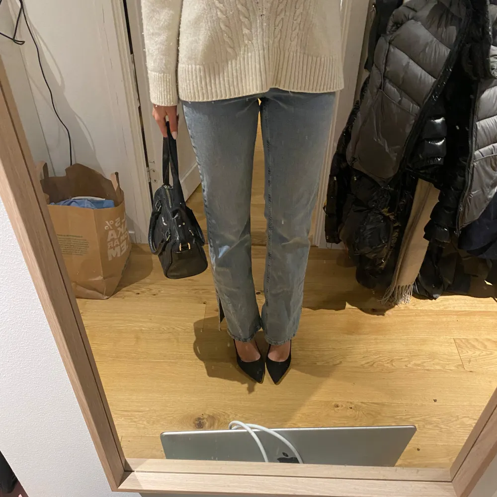 Hej, säljer dessa jeans då dem inte kommer till användning längre ❤️ High waist straight med slits nere vid foten❤️. Jeans & Byxor.