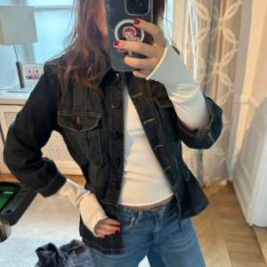 Trekvarsärmad jeans jacka  - Jättecool trekvarsörmad jeans jacka med en liten resår i midjan!! Sitter jätte snyggt och jätte najs mörkblå färg!! Köpt second hand men aldirg använd !! Står storlek L men skulle säga S