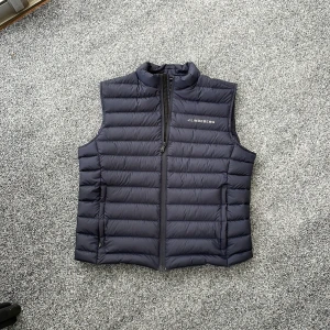 J. Lindeberg väst - Säljer denna feta j. Lindeberg västen perfekt nu till hösten. Size M men sitter som S. Skick 9/10 . Färg: navy blå. Kan gå ner i pris vid snabb affär. Hör av dig vid frågor eller funderingar!💯