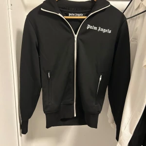 Palm angels zip - Jättefin palm angels i nästan nyskick. Har haft den i ungefär 1 år men bara använt den fåtal gånger. Köpt på farfetch så 100% äkta. Bara hör av er vid frågor 