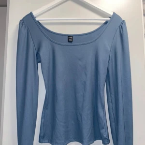 Ljusblå ribbad topp från Zara - Säljer en superfin ljusblå ribbad topp från Zara. Den har en offshoulder-design och långa ärmar, perfekt för både vår och höst. Toppen är i nyskick och passar perfekt till både jeans och kjol. Skicka ett meddelande vid intresse! 💙