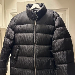 Dior oblique jacket - Jackan köptes från Vestiaire , ca 1,5 år gammal. Storlek 52 i nyskick. Inte min stil och används inte. 