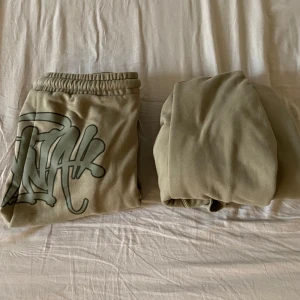 Syna world tracksuit (central cee) - Säljer min gröna Syna world tracksuit eftersom den inte passar mig längre. Är i bra skick 👍. Storlek M fast passar på folk som har S.