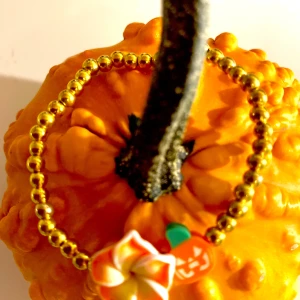 Pumpkin flower bracelet🎃 - Här får du ett halloween/ höst armband med mycket elastisk tråd!🍁 För endast 18 kr🫶Gjord med mycket kärlek🧡