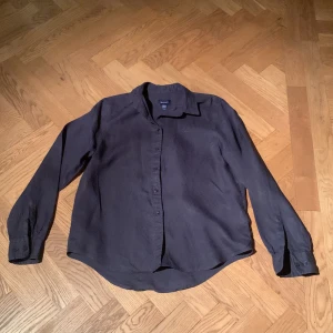 Gant linnekjorta  - Säljer en marinblå skjorta i 100% linne från Gant. Plagget är i stort sett nyskick. Tar åckså bud för 325