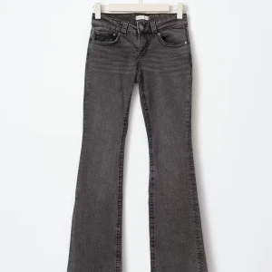 Low rise jeans från Gina tricot i storleken 34 - Vanlig i storleken  Använd 12-15 gånger men bra skick Nypris:499