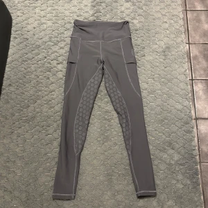 Maya Delorez Ridbyxor - Säljer dessa grå ridbyxor ifrån Mayadelorez. Dem är i bra skick, helskodda, stl S. Nypris: 900kr