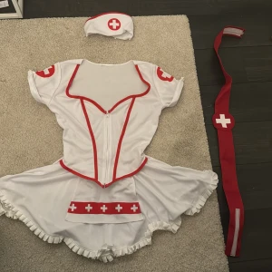 Halloween  - Super fin halloween dräkt aldrig använd  Klänning + hårband + skärp 