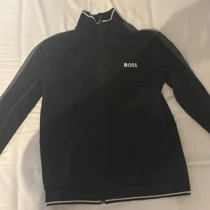 Hugo boss kofta - M, den är använd rätt ofta men den är fortfarande i perfekt skick. Köptes för 1700kr och går inte att köpa någonstans längre