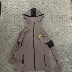 Mayadelorez hoodie - Säljer denna Maya Delorez ”Ariana Hoodie” i grå stl S. Det är en fläck vid loggan (se bild ovan) som jag tror inte går bort i tvätten, Trådarna saknas i luvan. annars toppenskick. 💕 Nypris: 900kr