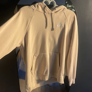 Nike hoodie / tröja - Nike hoodie använd, inga skador, krämig vit färg