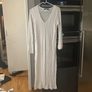 klänning - Denna virkade klänning har endast använts 2 gånger och är i nästan nytt skick.  Det är en långklänning i storlek XS.