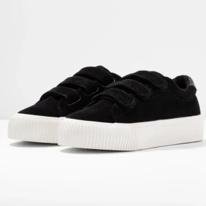 svarta skor med vit sula - säljer nu dessa superfina skor men kardborre i storlek 41. lite smutsiga men inget som man tänker på 🥰 skriv för mer bilder!