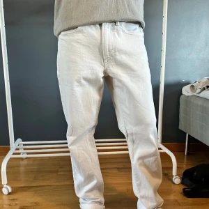 Vita jeans - Ett par vita jeans, som passar perfekt för middag eller finare tillfälle.  Storlek 29/32, regular fit Från H&M Essentials, denna modell finns ej kvar. Aldrig ordentligt använda, så nyskick.
